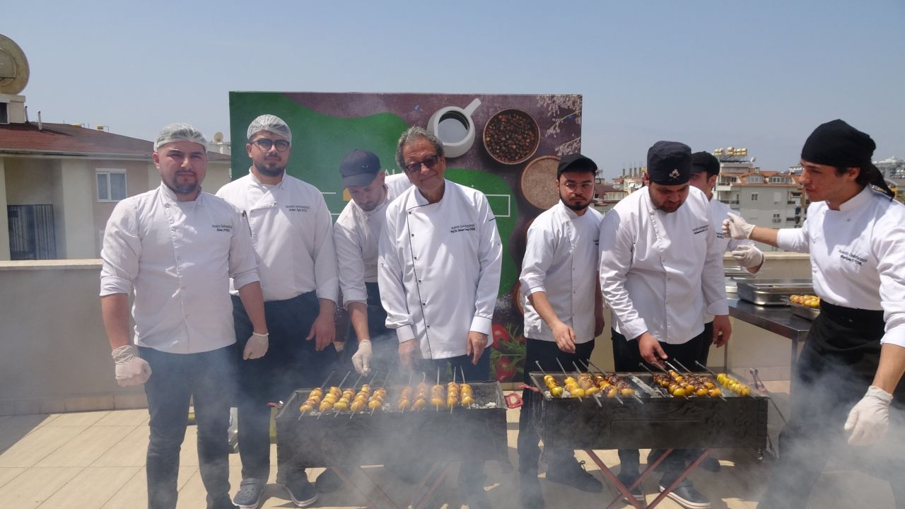 Alanya’da muşmula kebabı rüzgârı! Mangallar yakıldı, lezzet tanıtıldı 2