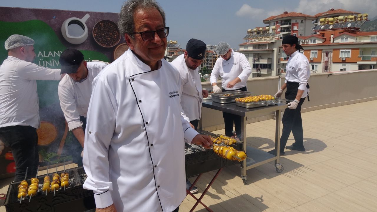 Alanya’da muşmula kebabı rüzgârı! Mangallar yakıldı, lezzet tanıtıldı 3