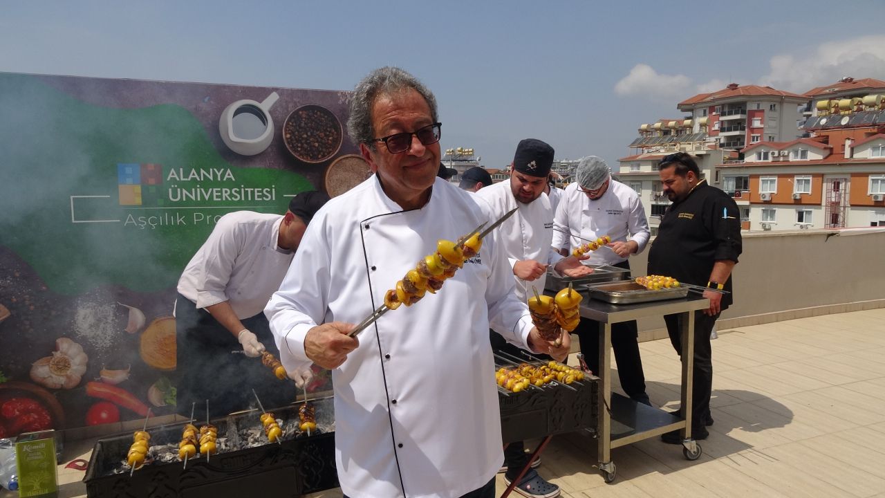 Alanya’da muşmula kebabı rüzgârı! Mangallar yakıldı, lezzet tanıtıldı 4