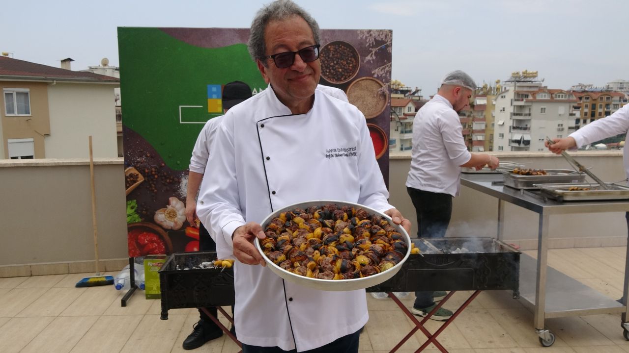Alanya’da muşmula kebabı rüzgârı! Mangallar yakıldı, lezzet tanıtıldı 5