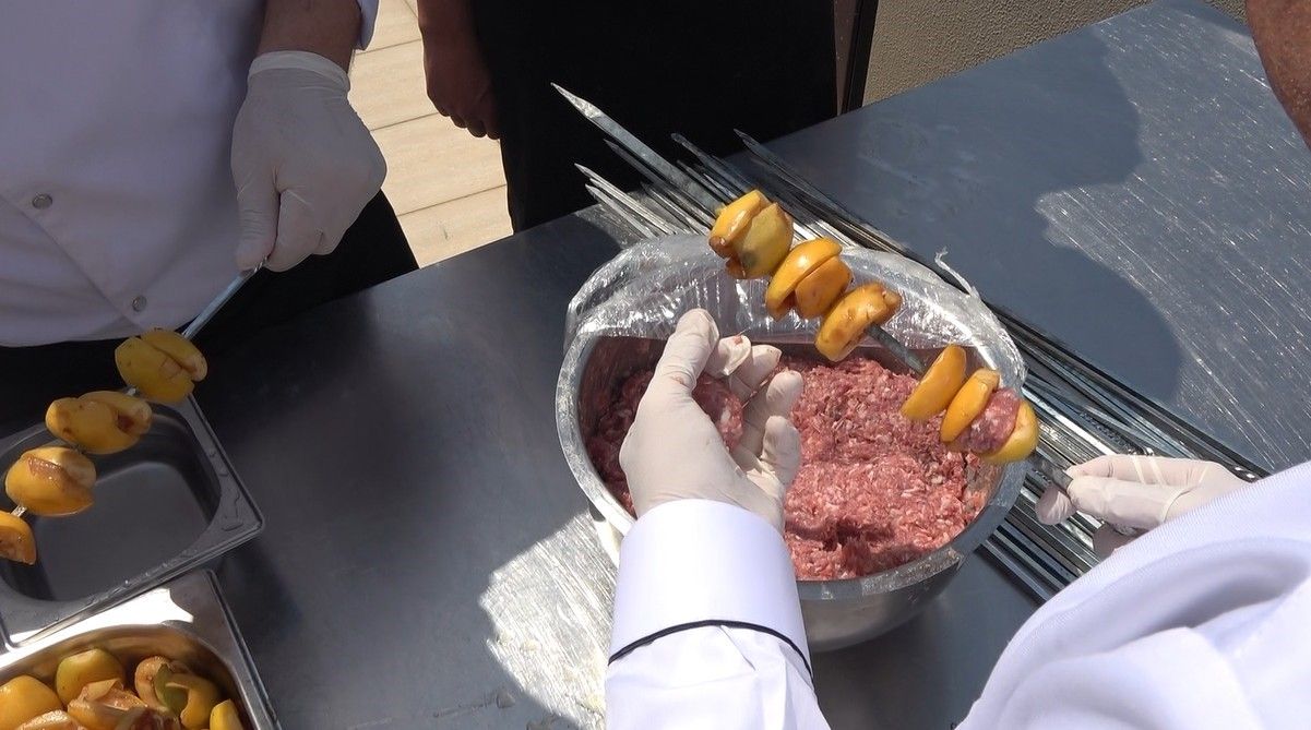 Alanya’da muşmula kebabı rüzgârı! Mangallar yakıldı, lezzet tanıtıldı 6
