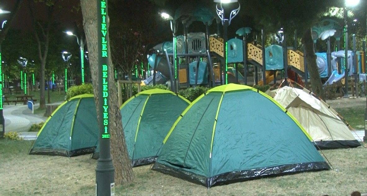 İstanbul’da deprem sonrası çadır hayatı! Vatandaşlar ateş başında ısındı 2