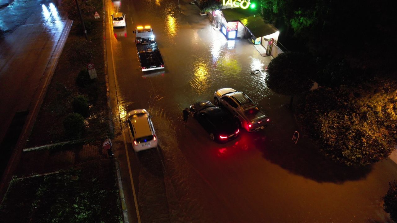 Adana’da sağanak felaketi! Yollar göle döndü 1