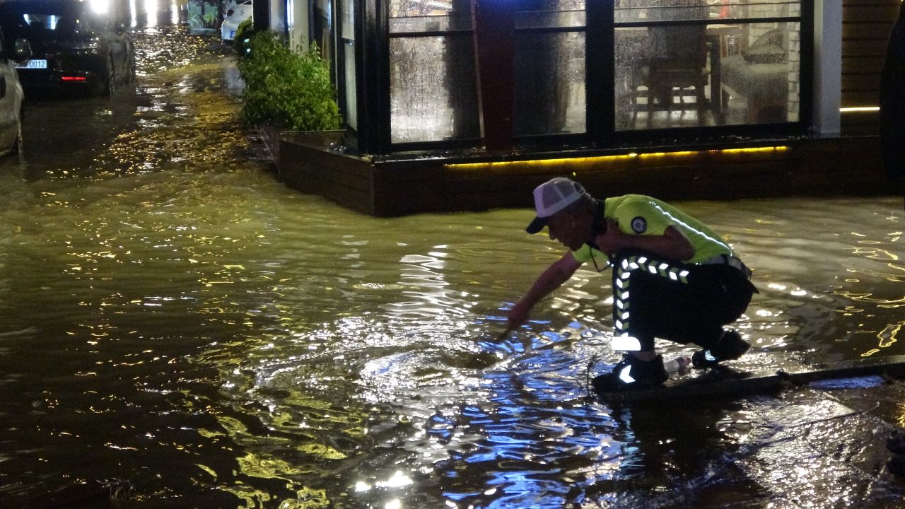 Adana’da sağanak felaketi! Yollar göle döndü 2