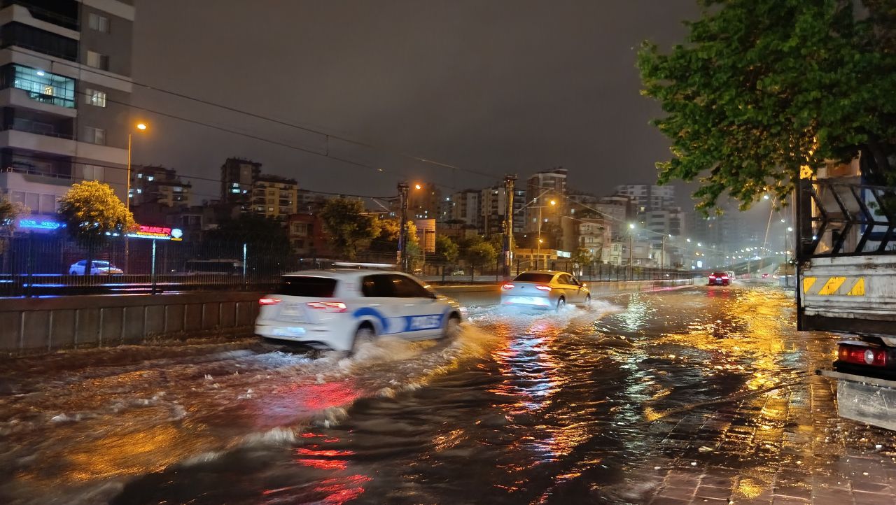 Adana’da sağanak felaketi! Yollar göle döndü 3