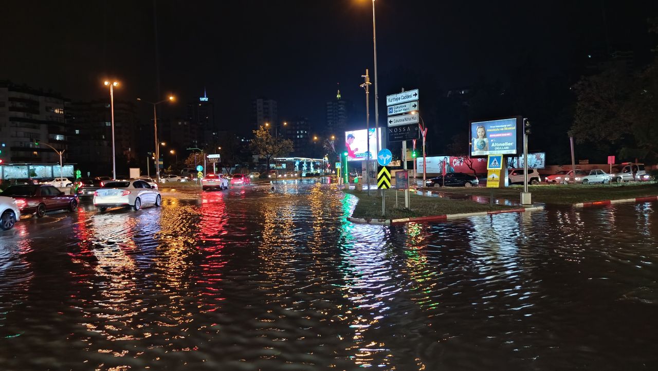 Adana’da sağanak felaketi! Yollar göle döndü 4