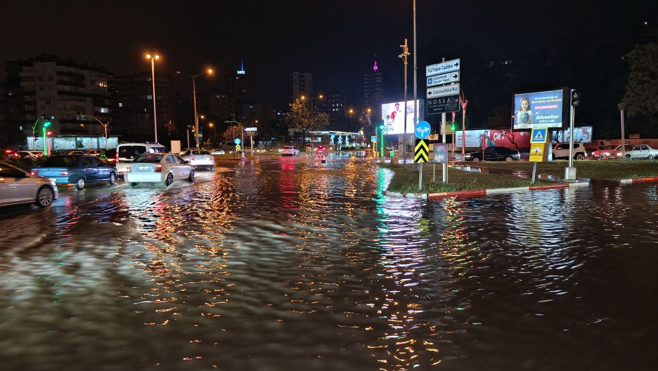 Adana’da sağanak felaketi! Yollar göle döndü 5