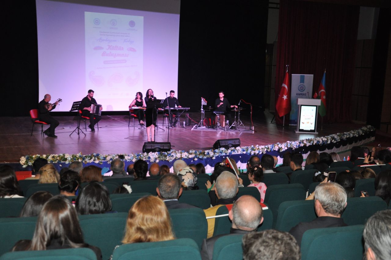 Kars’ta dostluk rüzgârı: Azerbaycan-Türkiye Kültür Buluşması coşkuyla geçti 3
