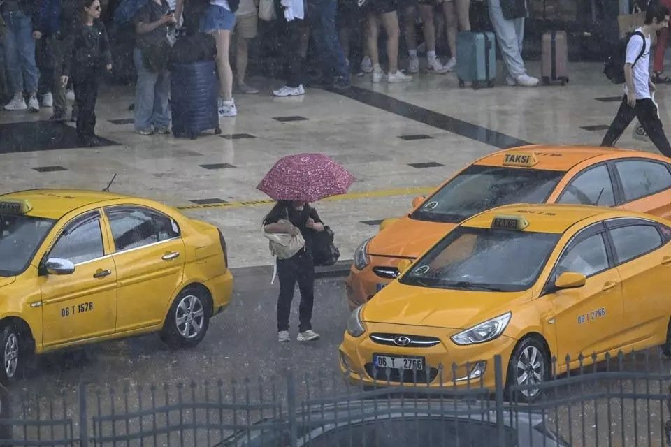 İstanbul’da bahar havası fırtınaya dönüyor! Meteoroloji'den hafta sonu uyarısı geldi... 2