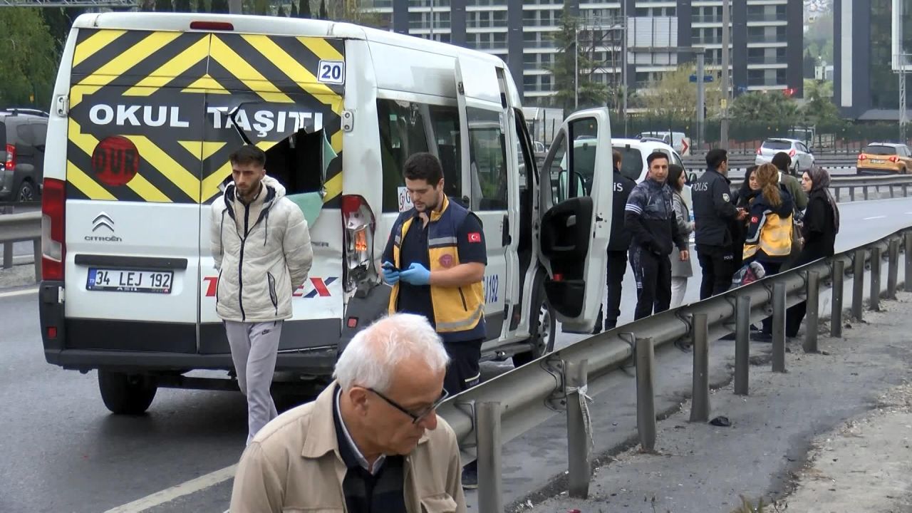 Bakırköy'de zincirleme kaza; otomobil ters dönüp yol kenarına savruldu, 5 yaralı hastaneye kaldırıldı 6