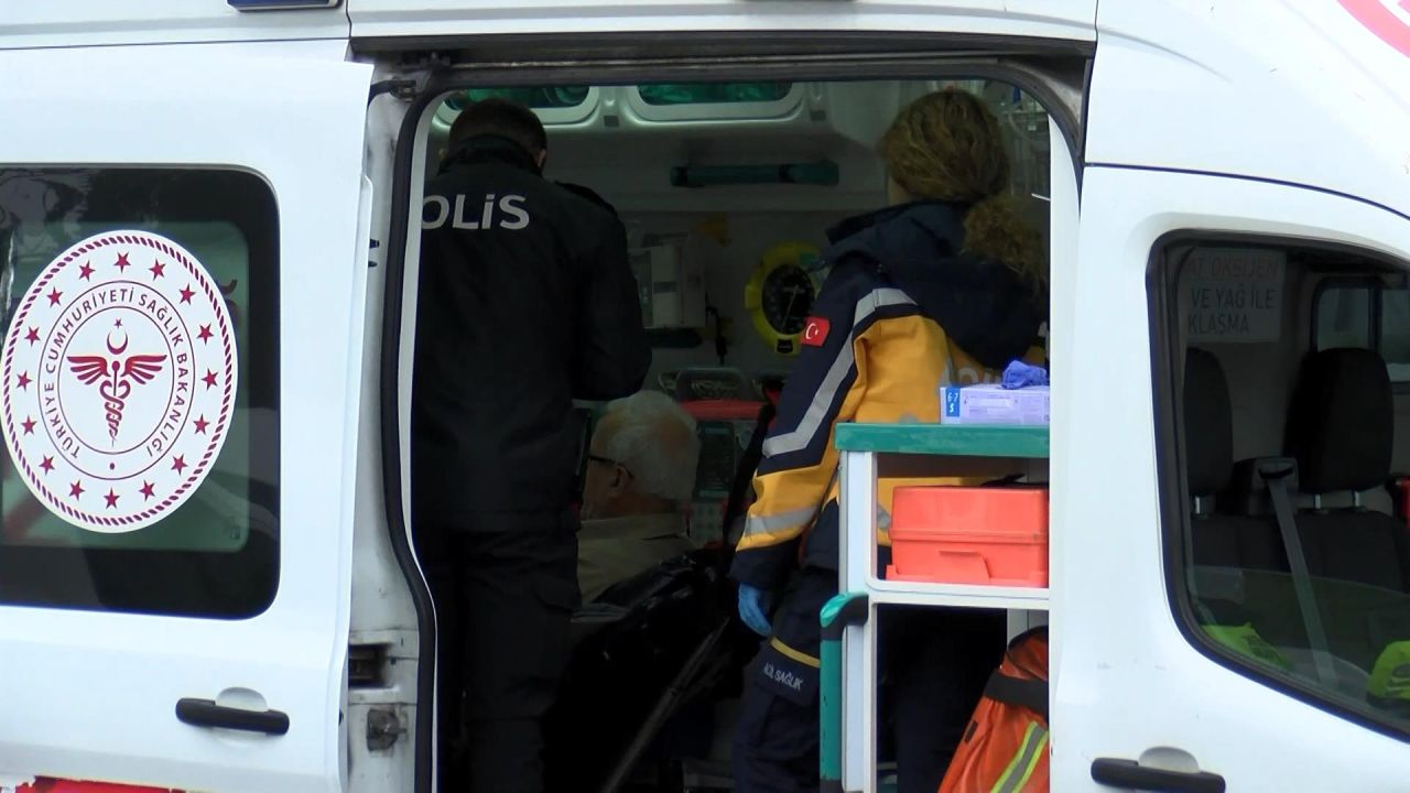 Bakırköy'de zincirleme kaza; otomobil ters dönüp yol kenarına savruldu, 5 yaralı hastaneye kaldırıldı 3