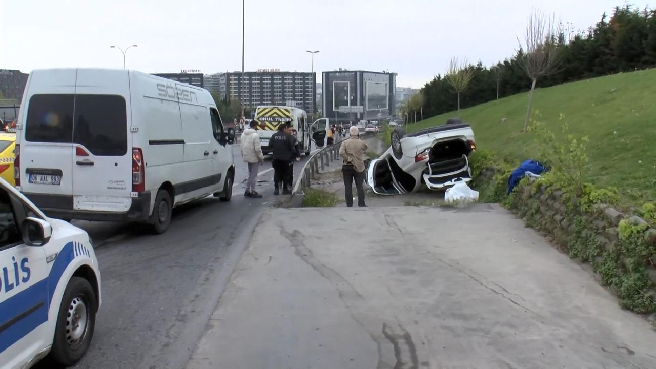 Bakırköy'de zincirleme kaza; otomobil ters dönüp yol kenarına savruldu, 5 yaralı hastaneye kaldırıldı 2
