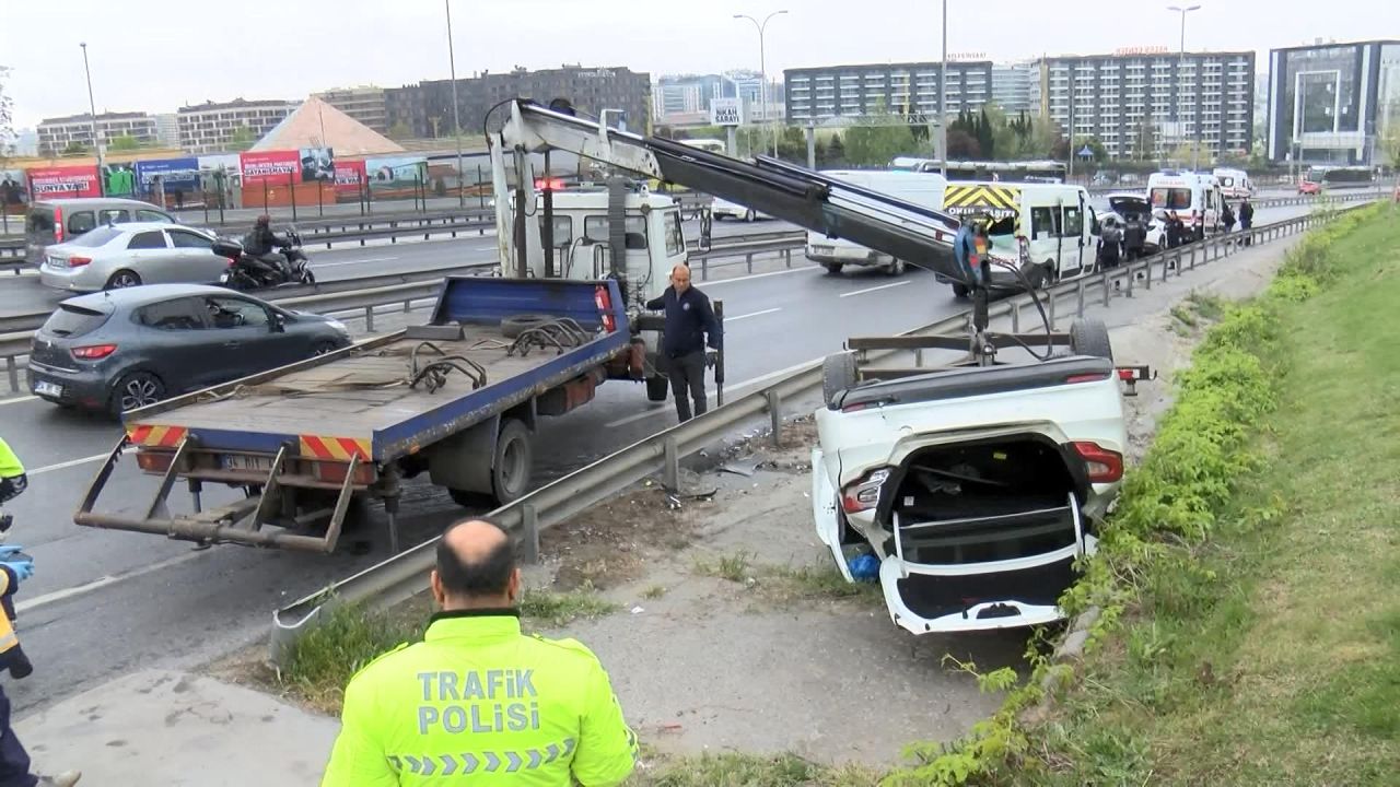 Bakırköy'de zincirleme kaza; otomobil ters dönüp yol kenarına savruldu, 5 yaralı hastaneye kaldırıldı 1