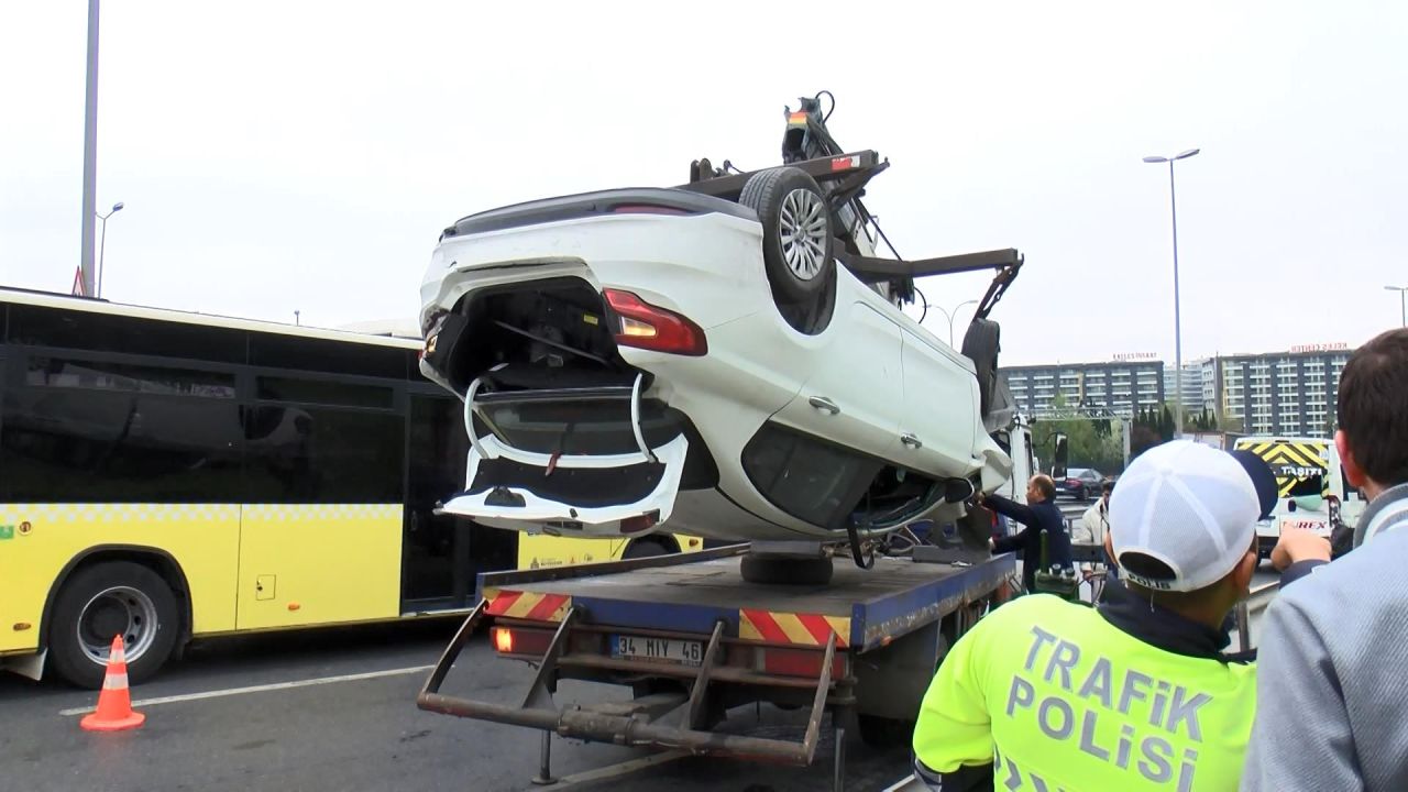 Bakırköy'de zincirleme kaza; otomobil ters dönüp yol kenarına savruldu, 5 yaralı hastaneye kaldırıldı 5