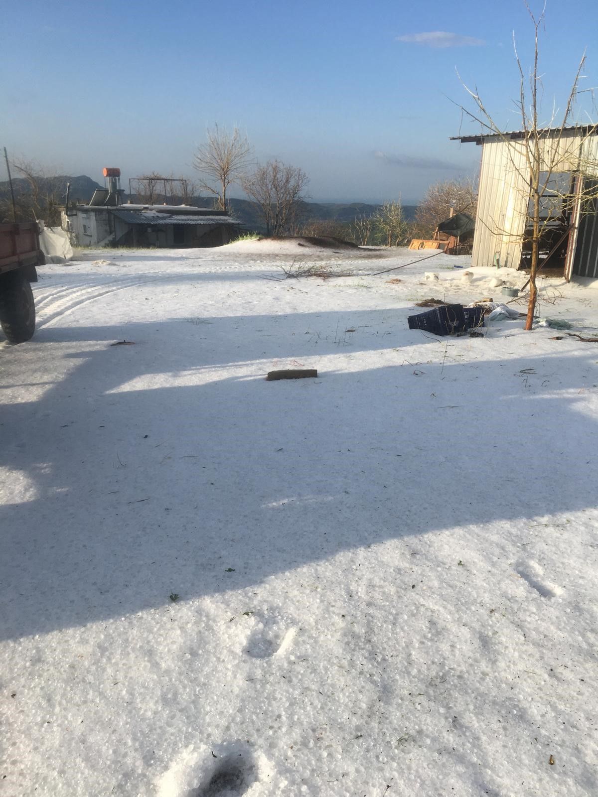 Antalya beyaza büründü! Tarım arazileri zarar gördü, yollar kapandı 4