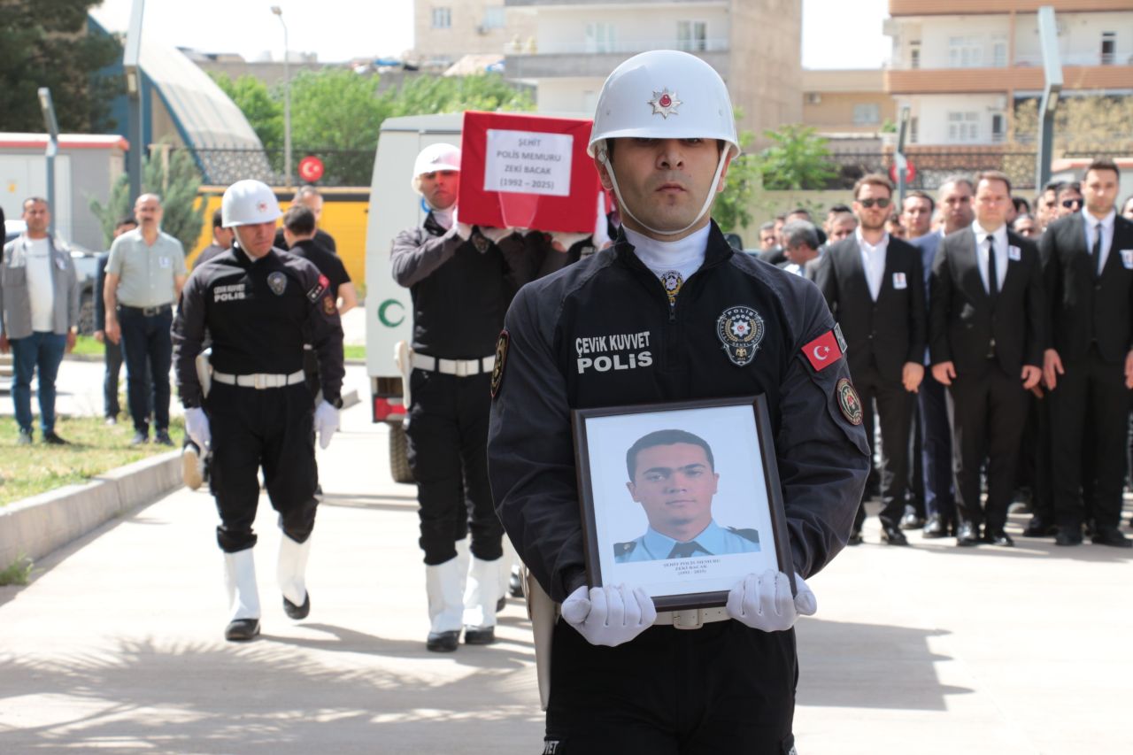 Cizre’de şehit olan polis memuru Zeki Bacak memleketinde son yolculuğuna uğurlandı 1