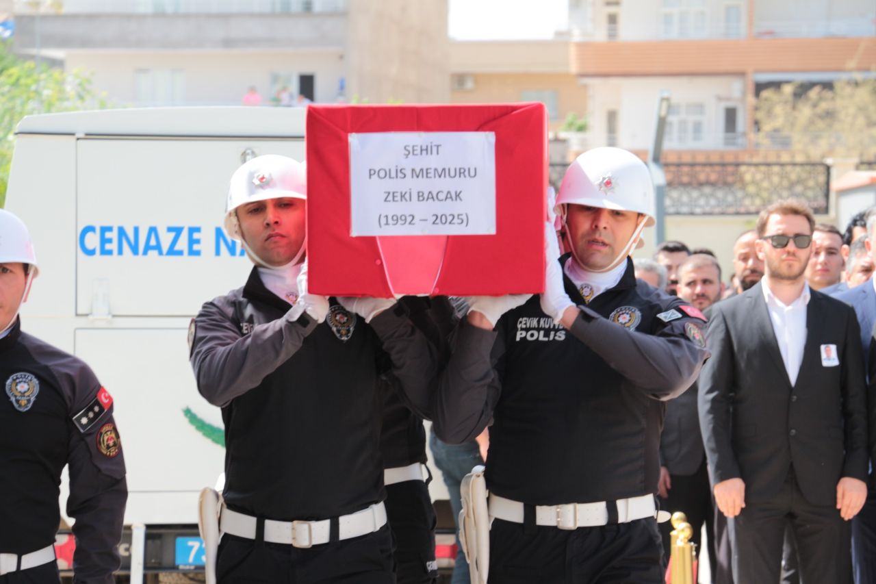 Cizre’de şehit olan polis memuru Zeki Bacak memleketinde son yolculuğuna uğurlandı 2