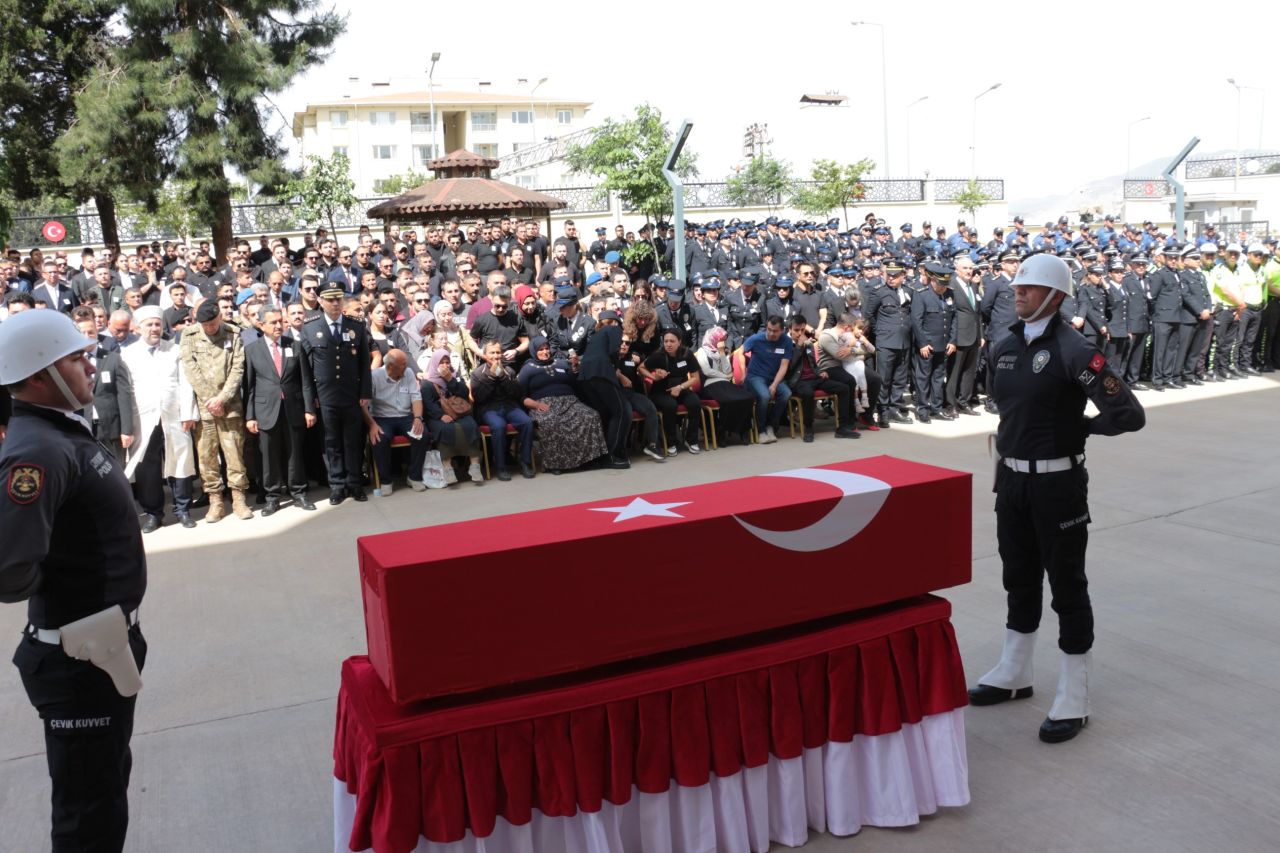 Cizre’de şehit olan polis memuru Zeki Bacak memleketinde son yolculuğuna uğurlandı 3