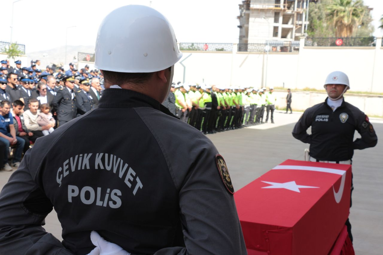 Cizre’de şehit olan polis memuru Zeki Bacak memleketinde son yolculuğuna uğurlandı 4