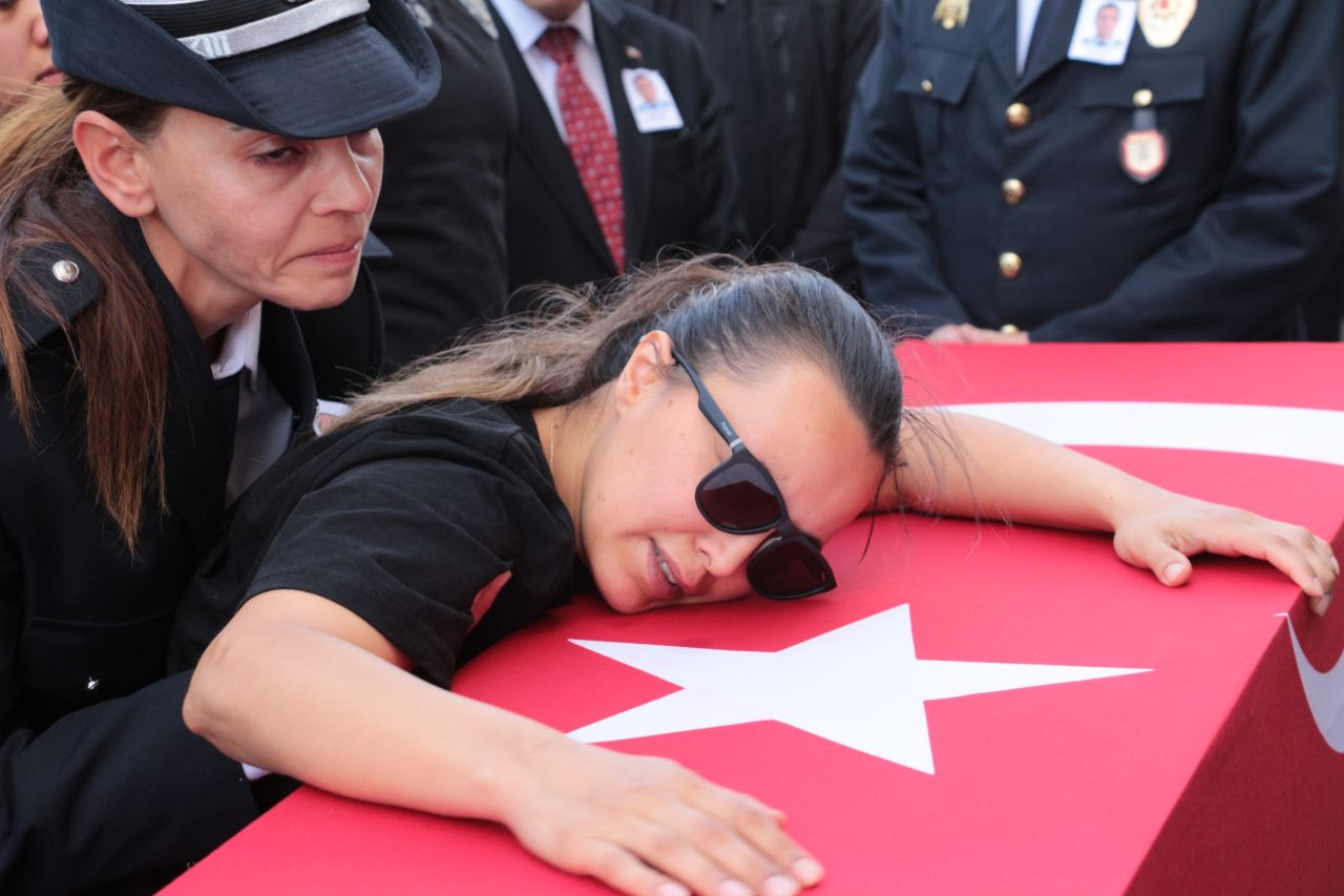 Cizre’de şehit olan polis memuru Zeki Bacak memleketinde son yolculuğuna uğurlandı 5