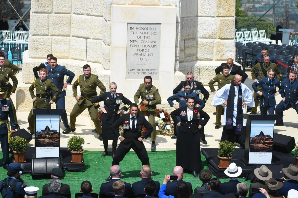 Gelibolu'da bir klasik: Anzak askerleri haka dansıyla anıldı! 5