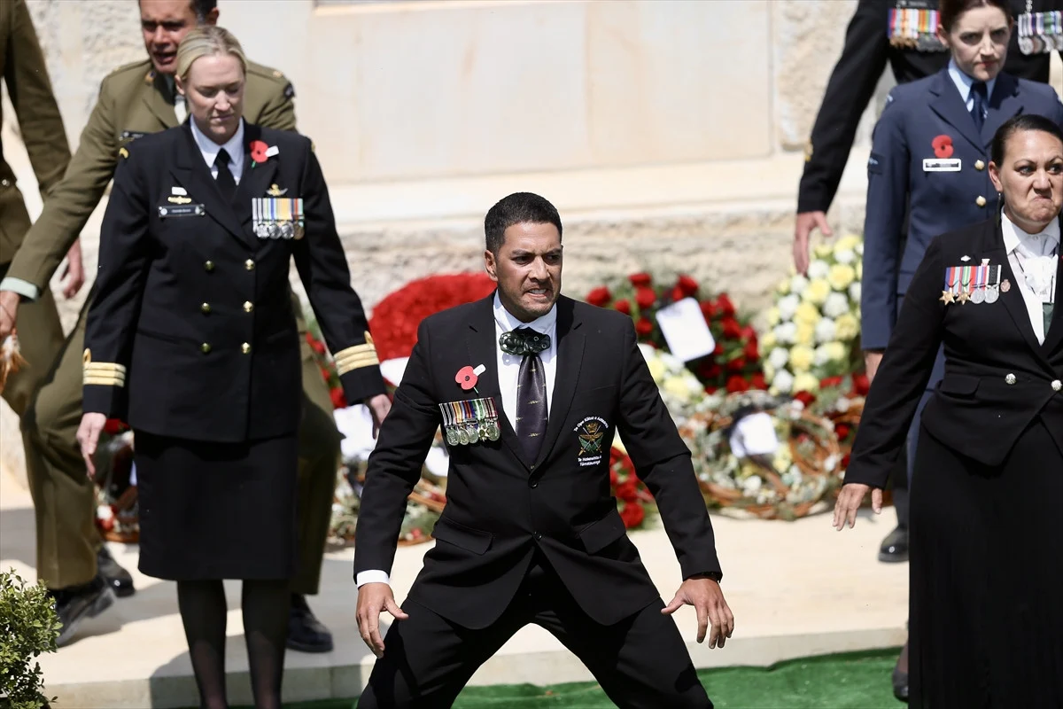 Gelibolu'da bir klasik: Anzak askerleri haka dansıyla anıldı! 6