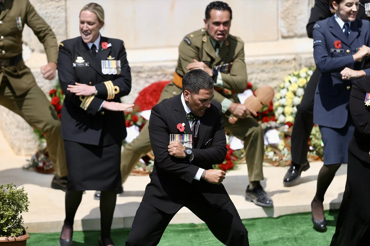 Gelibolu'da bir klasik: Anzak askerleri haka dansıyla anıldı! 7
