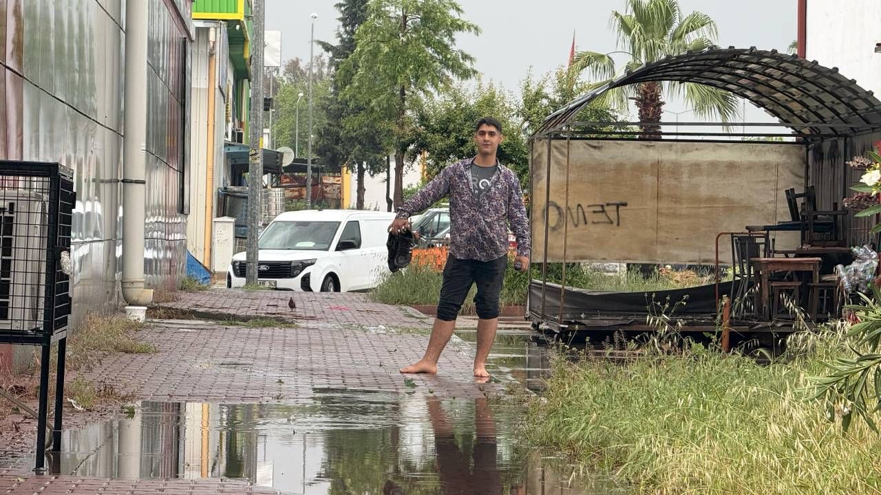 Yağmur hayatı felç etti, çocukları caddede yüzdü, Adana'nın altyapı sorunu gözler önüne serildi 7