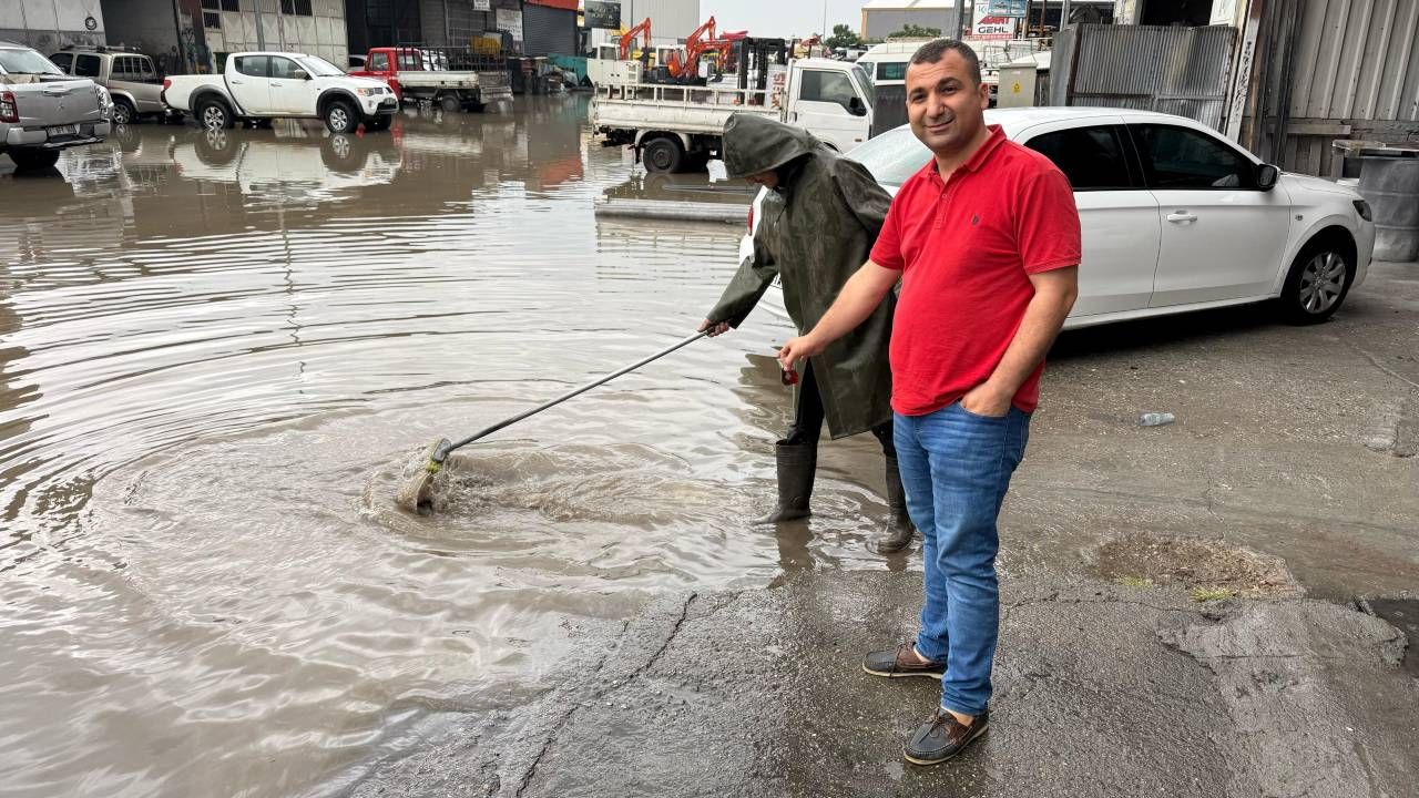 Yağmur hayatı felç etti, çocukları caddede yüzdü, Adana'nın altyapı sorunu gözler önüne serildi 8