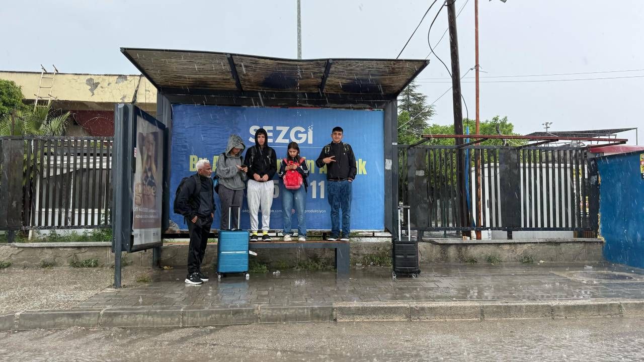 Yağmur hayatı felç etti, çocukları caddede yüzdü, Adana'nın altyapı sorunu gözler önüne serildi 9