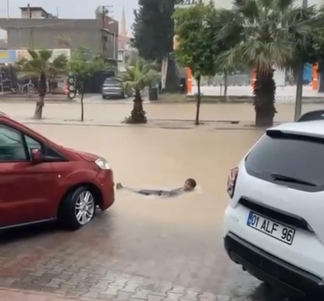 Yağmur hayatı felç etti, çocukları caddede yüzdü, Adana'nın altyapı sorunu gözler önüne serildi 5