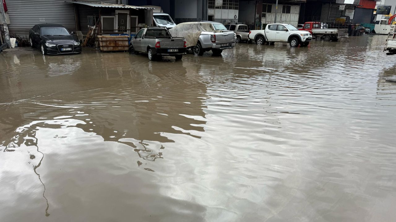 Yağmur hayatı felç etti, çocukları caddede yüzdü, Adana'nın altyapı sorunu gözler önüne serildi 6