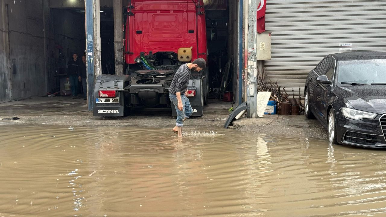 Yağmur hayatı felç etti, çocukları caddede yüzdü, Adana'nın altyapı sorunu gözler önüne serildi 4