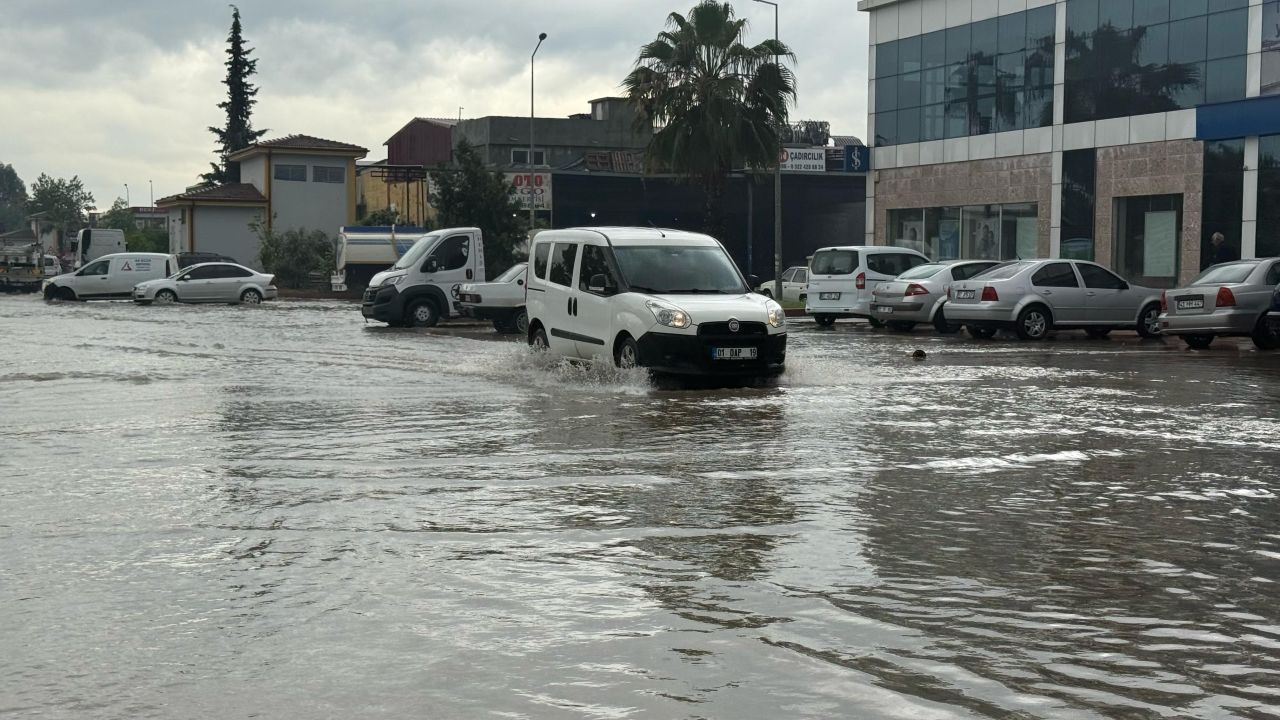 Yağmur hayatı felç etti, çocukları caddede yüzdü, Adana'nın altyapı sorunu gözler önüne serildi 3