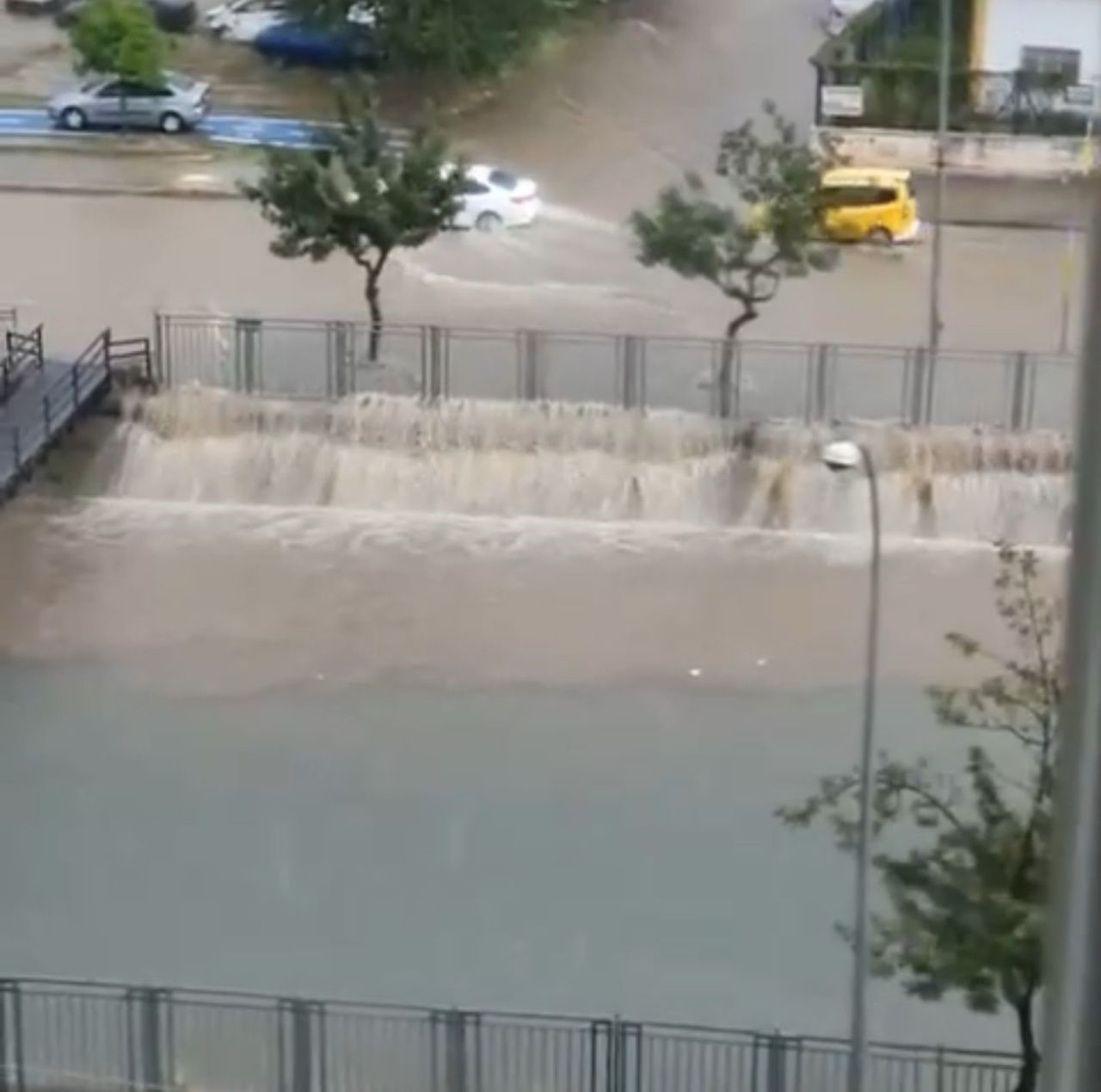 Yağmur hayatı felç etti, çocukları caddede yüzdü, Adana'nın altyapı sorunu gözler önüne serildi 1