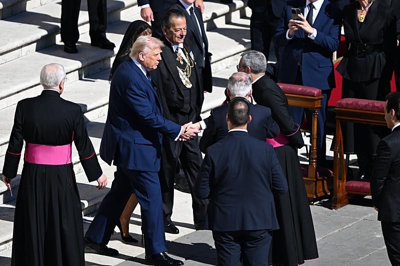Beyaz Saray'daki tarihi kavga sonrası Trump ve Zelenskiy ilk kez bir araya geldi! Papa'nın cenaze töreninde kısa görüşme... 7