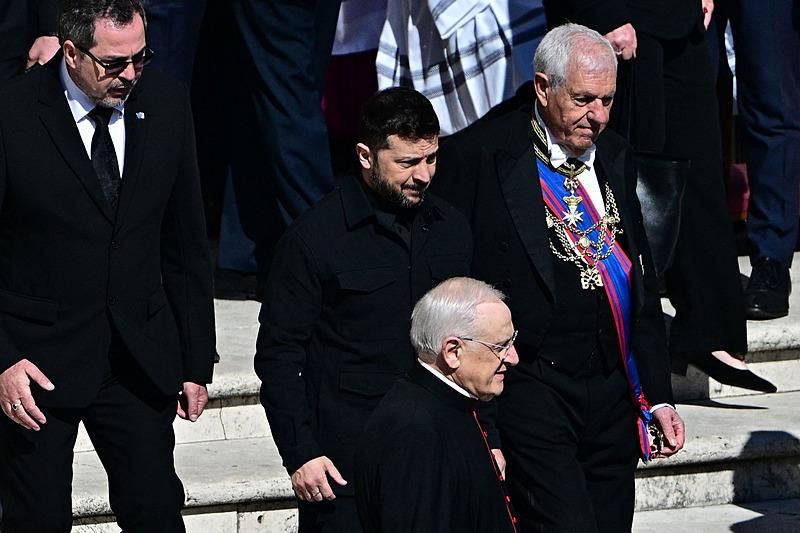 Beyaz Saray'daki tarihi kavga sonrası Trump ve Zelenskiy ilk kez bir araya geldi! Papa'nın cenaze töreninde kısa görüşme... 6