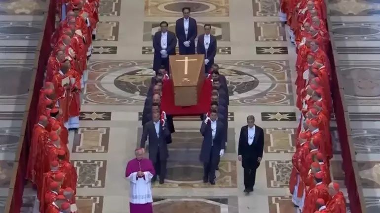 Beyaz Saray'daki tarihi kavga sonrası Trump ve Zelenskiy ilk kez bir araya geldi! Papa'nın cenaze töreninde kısa görüşme... 2