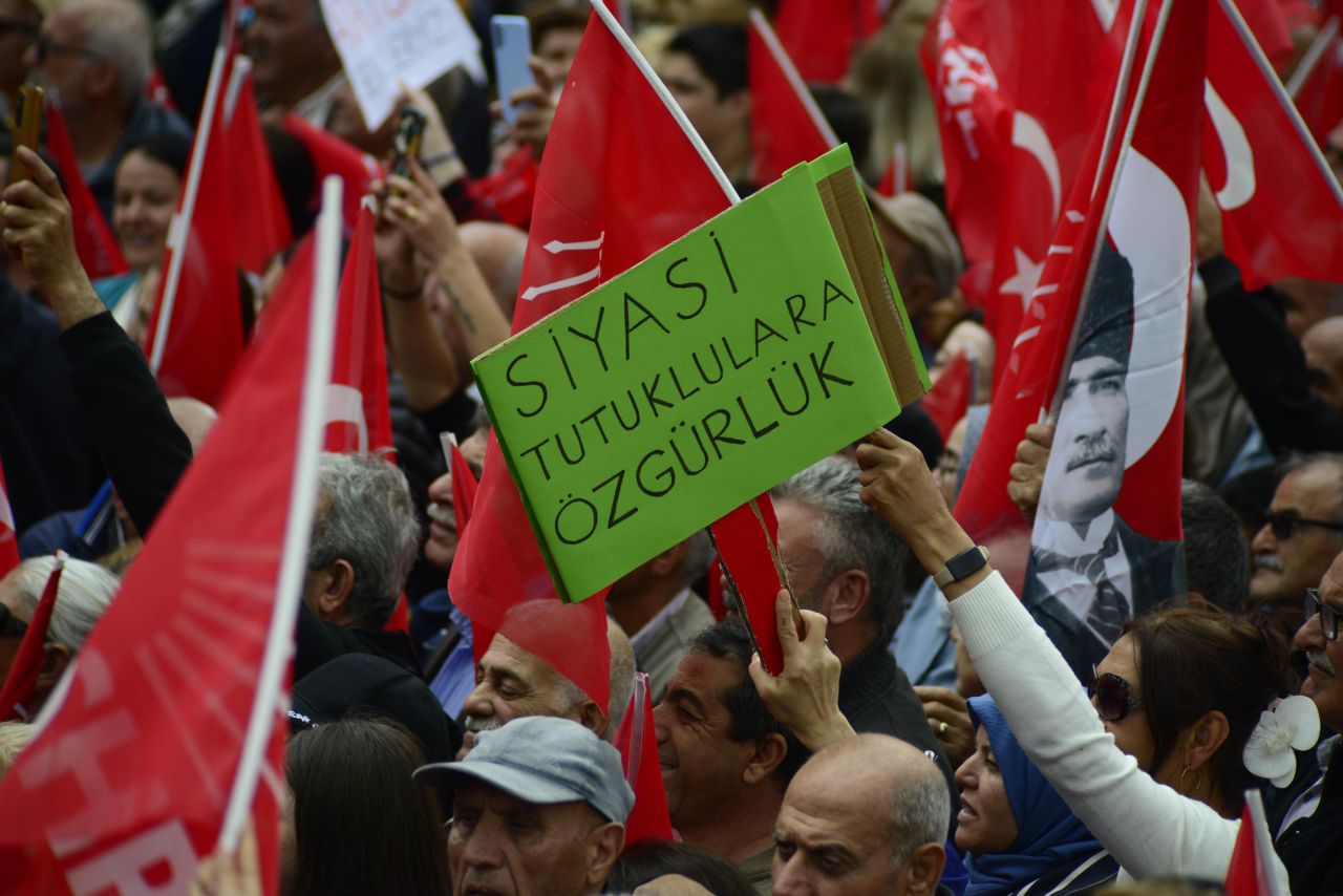 Özgür Özel siyaseti bırakacağını açıkladı, Milli Eğitim Bakanına hakaret etti 4
