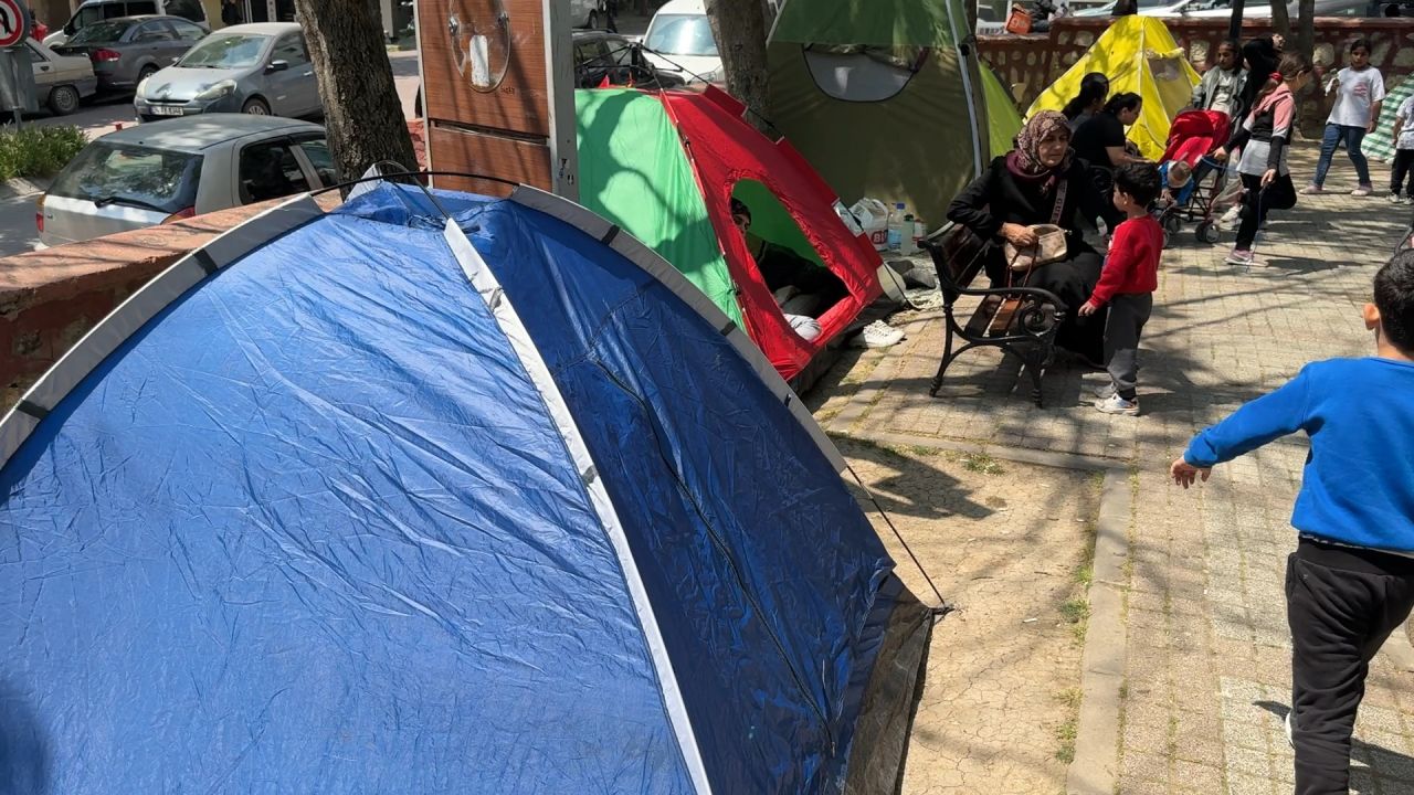Avcılar sakinleri 3 gündür evlerine giremiyor, parklar çadır kent oldu 3