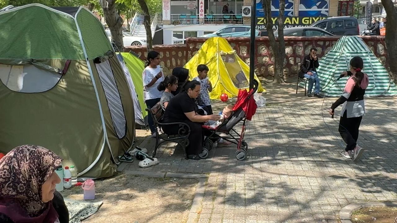 Avcılar sakinleri 3 gündür evlerine giremiyor, parklar çadır kent oldu 6