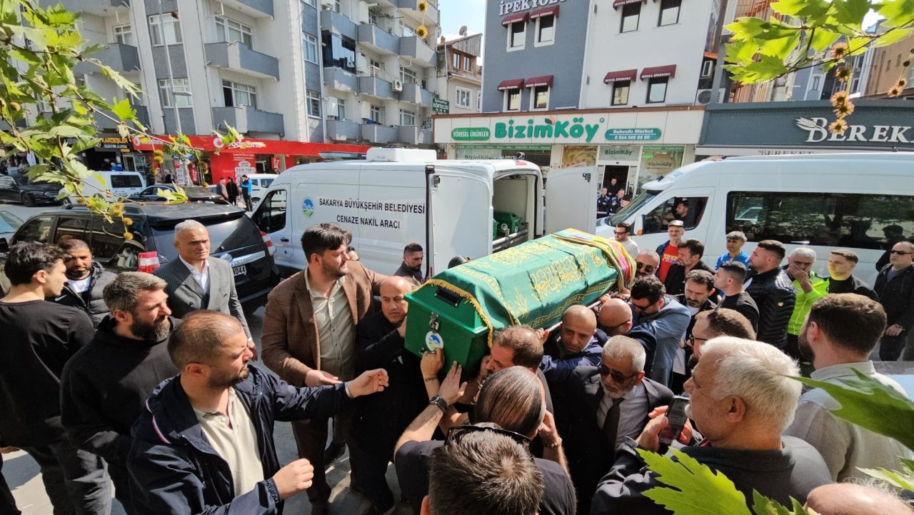 Futbol camiası cenazede: Bülent Uygun'un kızı Almina Tude Uygun Sapanca'da toprağa verildi 4