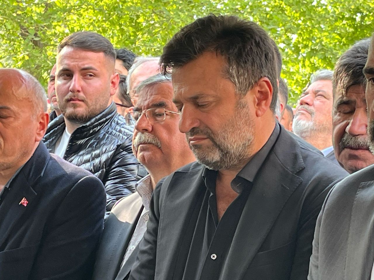 Futbol camiası cenazede: Bülent Uygun'un kızı Almina Tude Uygun Sapanca'da toprağa verildi 6