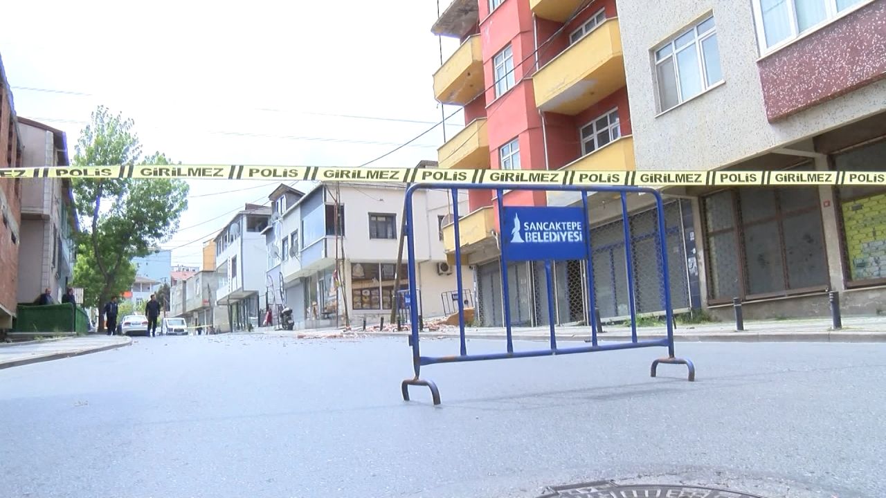Sancaktepe'de binanın 5. katında balkon çöktü 5