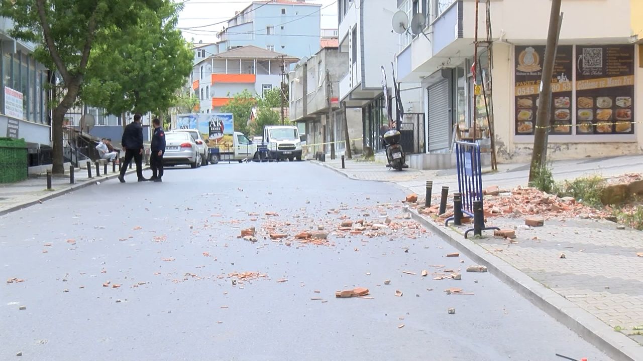 Sancaktepe'de binanın 5. katında balkon çöktü 4
