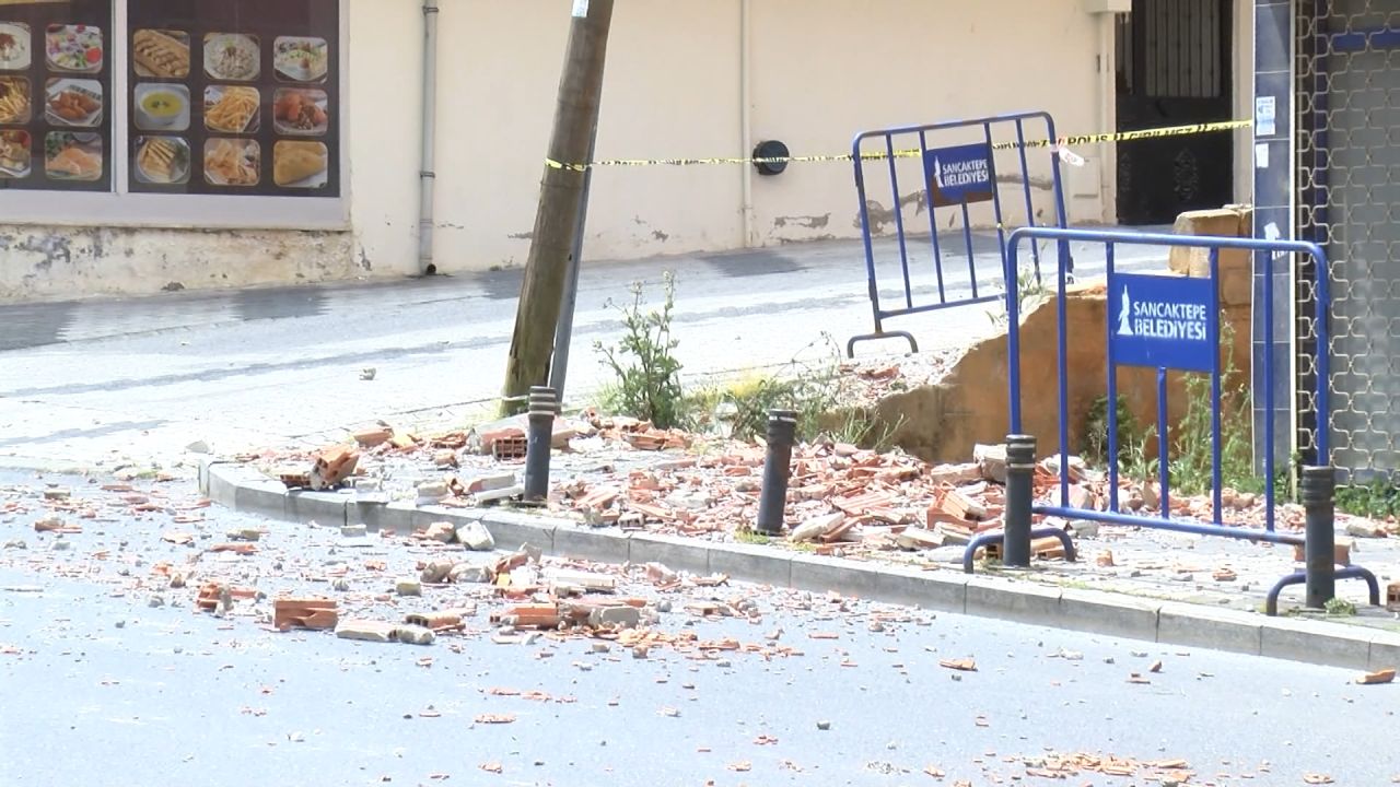 Sancaktepe'de binanın 5. katında balkon çöktü 7