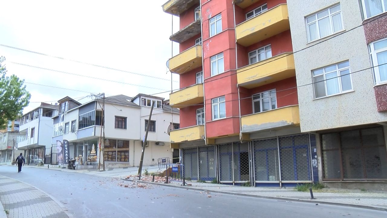 Sancaktepe'de binanın 5. katında balkon çöktü 6