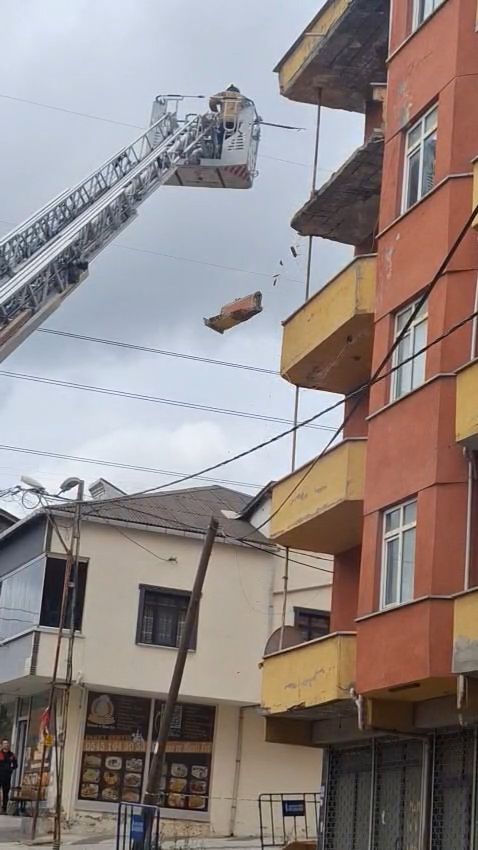 Sancaktepe'de binanın 5. katında balkon çöktü 1