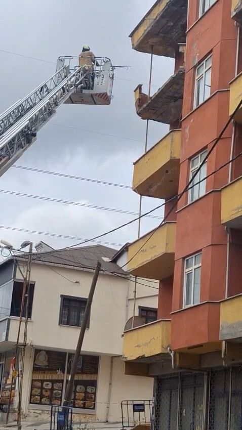Sancaktepe'de binanın 5. katında balkon çöktü 2