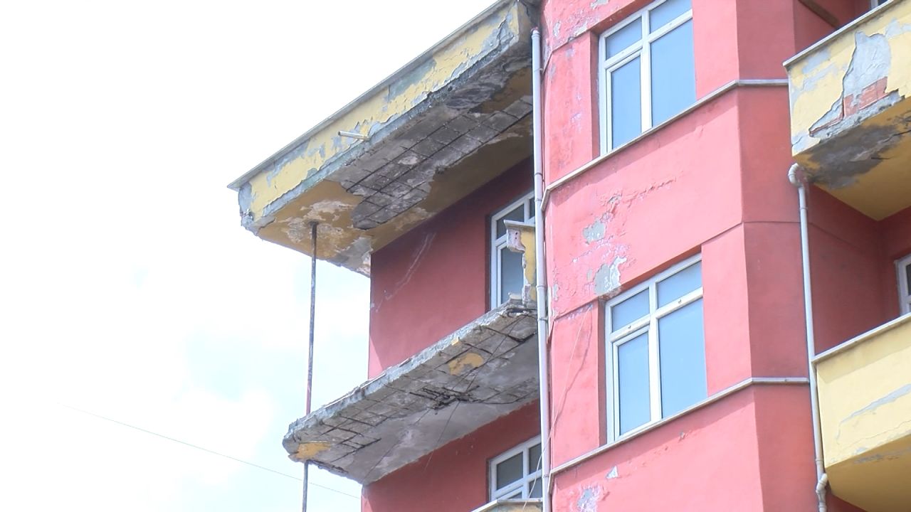 Sancaktepe'de binanın 5. katında balkon çöktü 8
